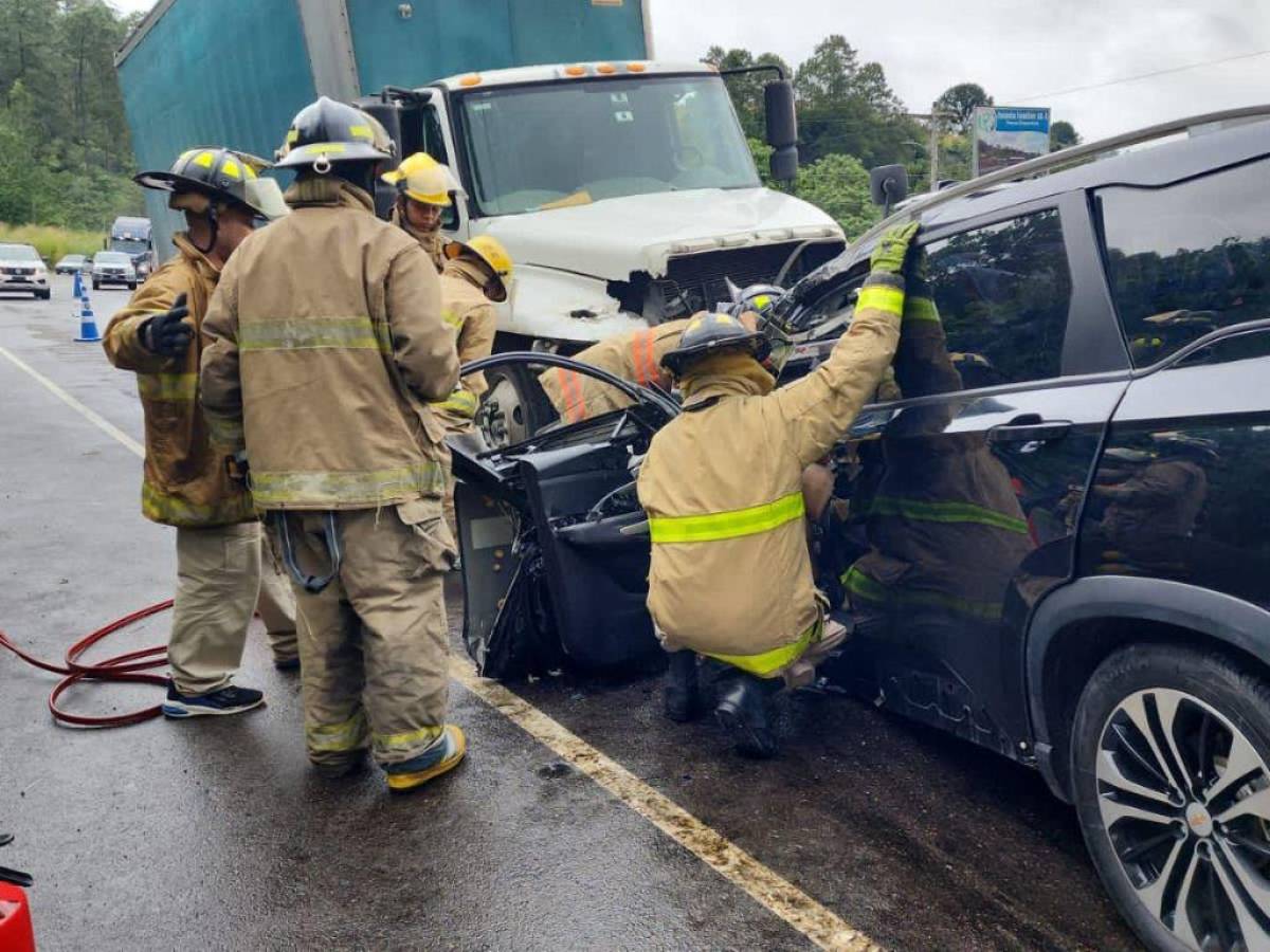 Dos muertos y varios heridos tras choque entre camión y camioneta en Siguatepeque