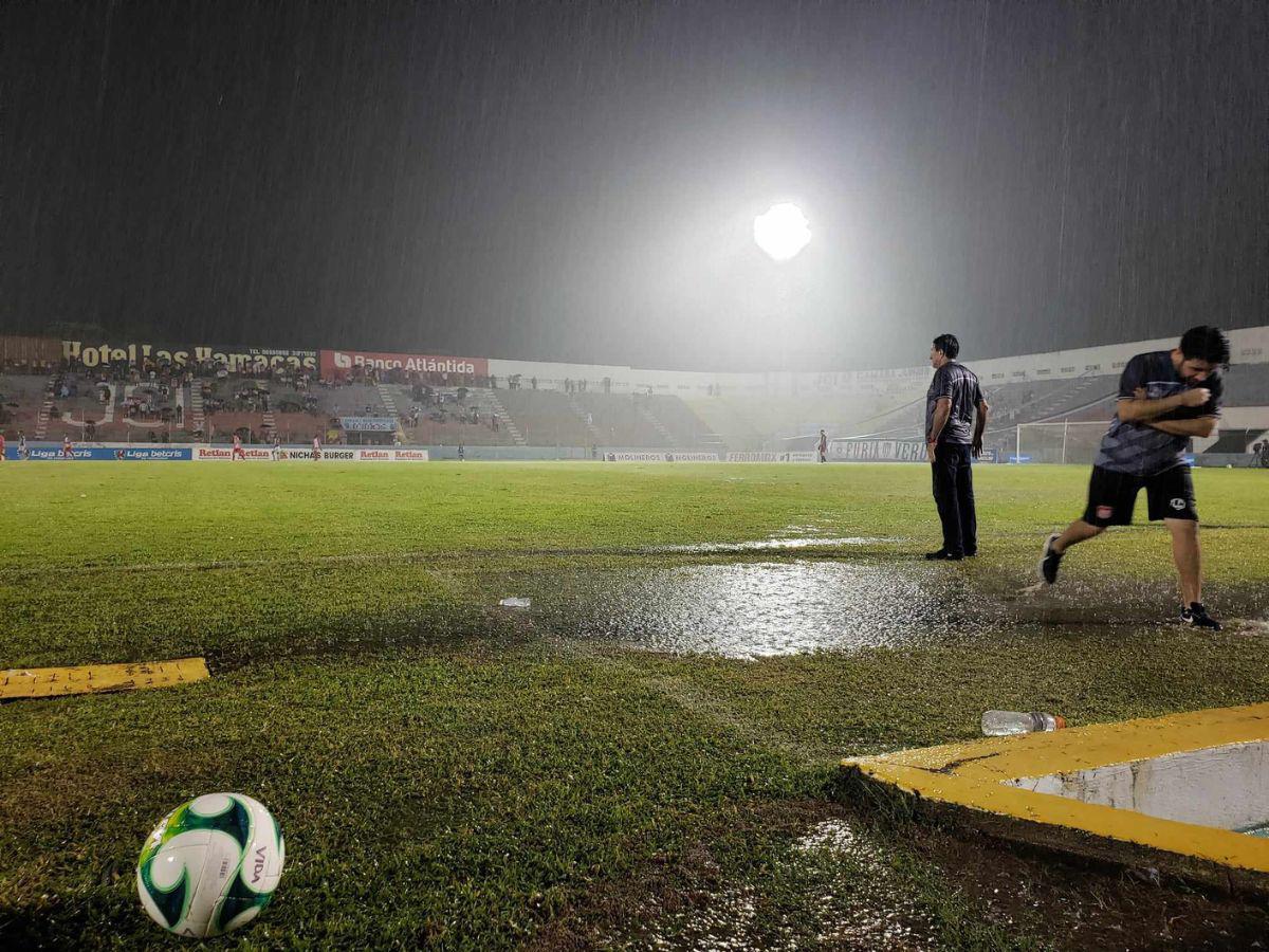 Algunas zonas de la cancha del Estadio Ceibeño tiene auténticas lagunas por donde apenas puede transitar el balón.