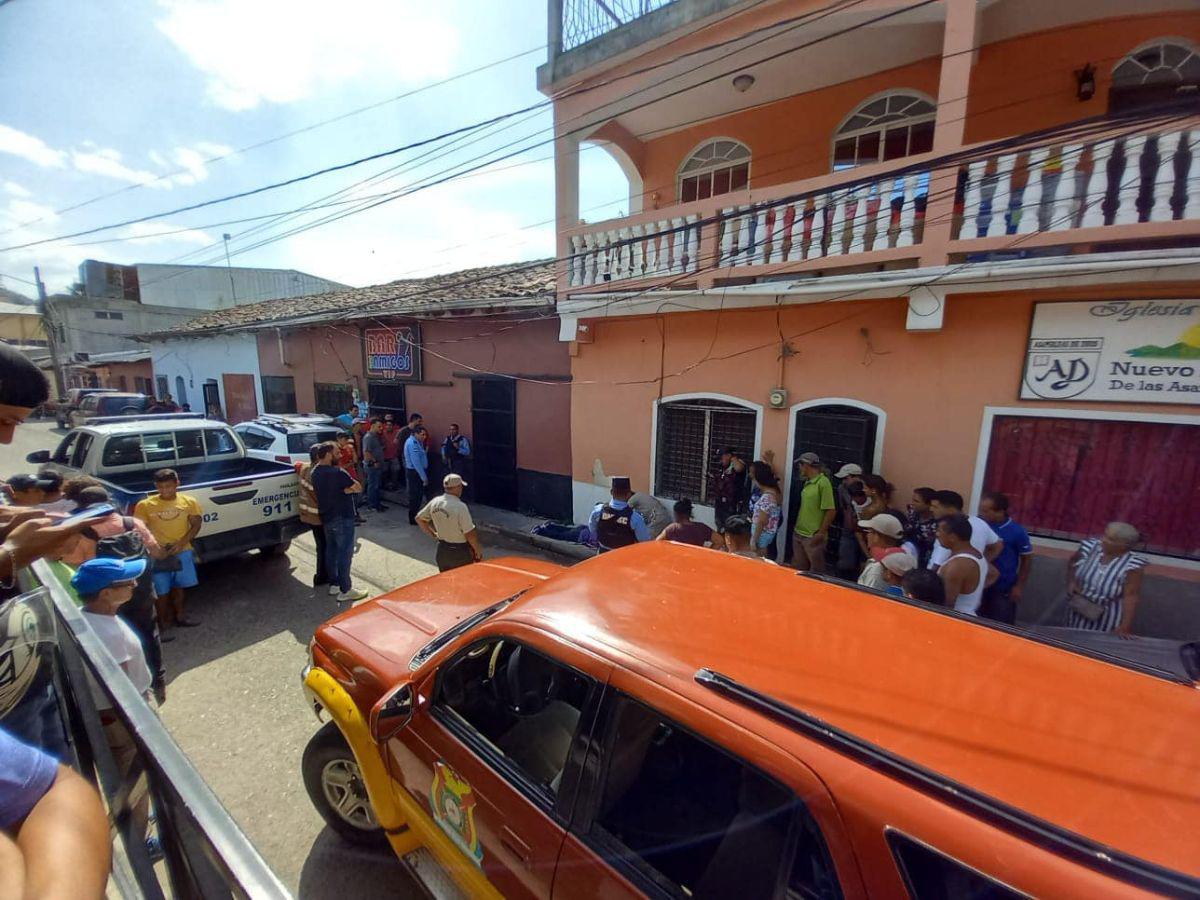 Frente a una iglesia, matan a balazos a un hombre en Santa Bárbara