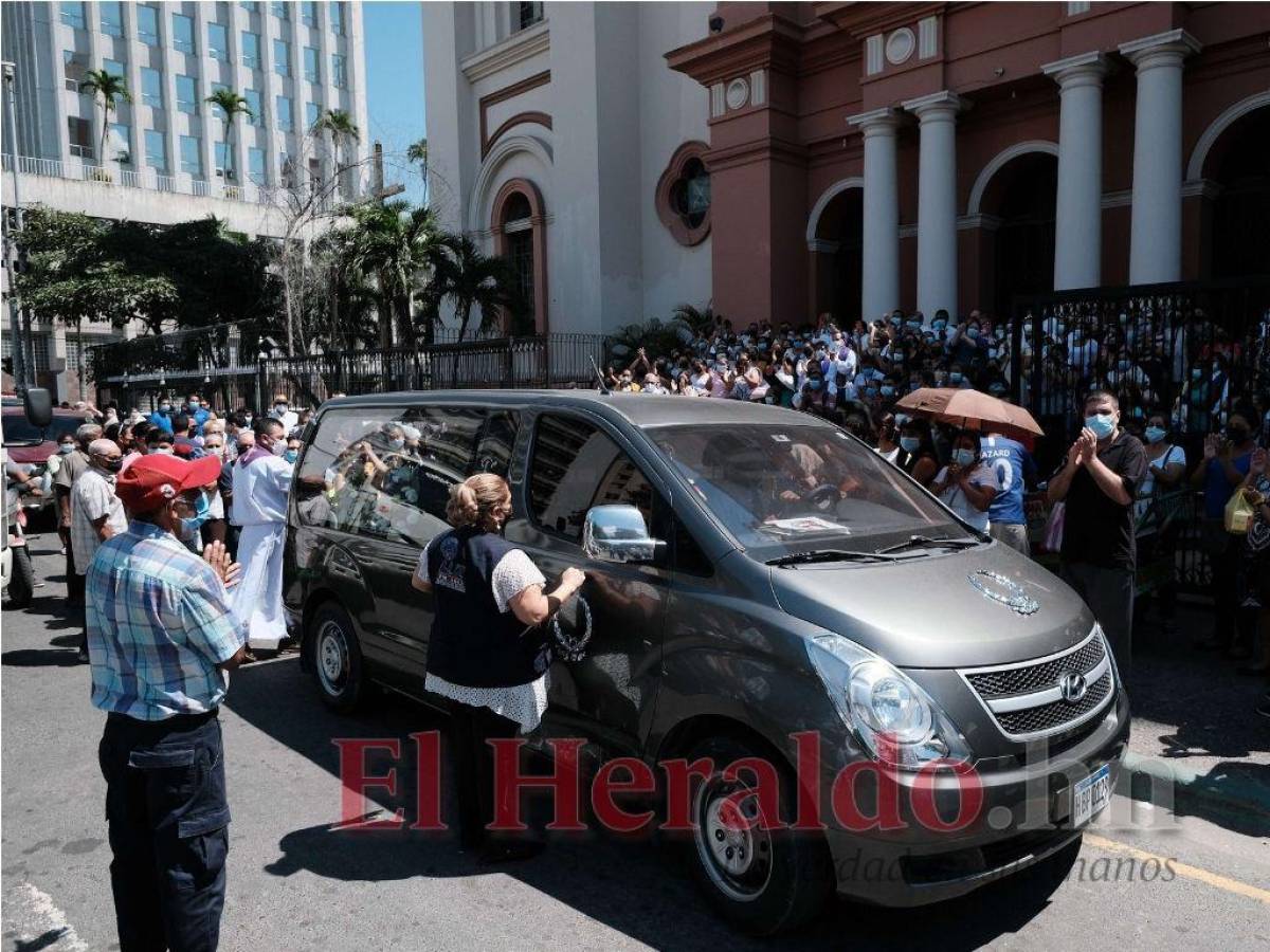 El sacerdote fue despedido por una multitud de sampedranos.