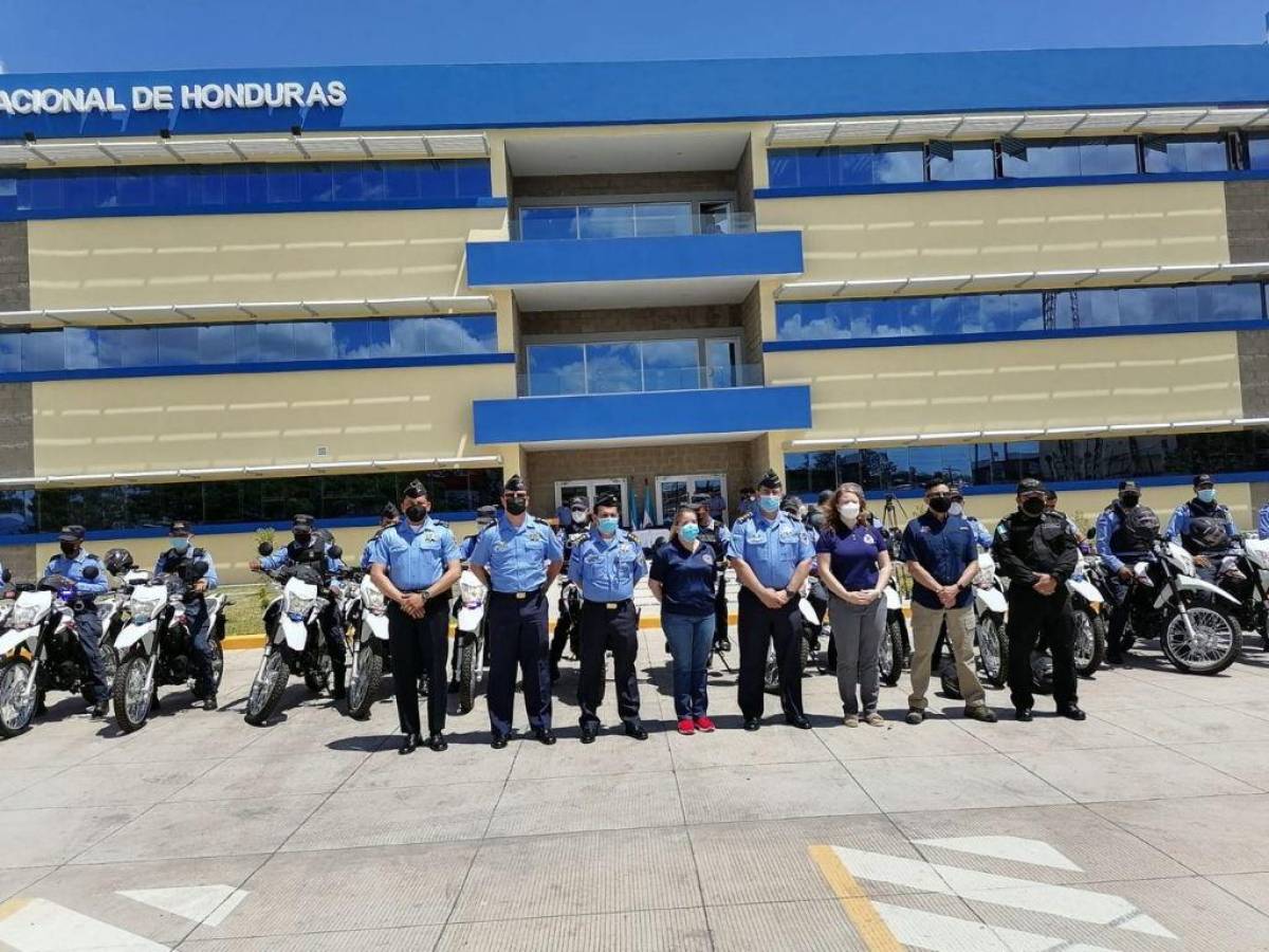 Representantes de la Embajada de Estados Unidos estuvieron presentes en la entrega de los vehículos.