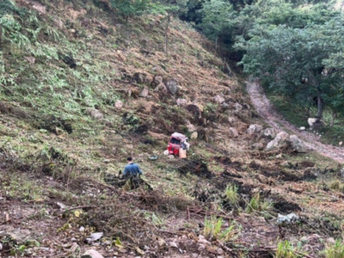 Mototaxi cae en una hondonada en Lempira