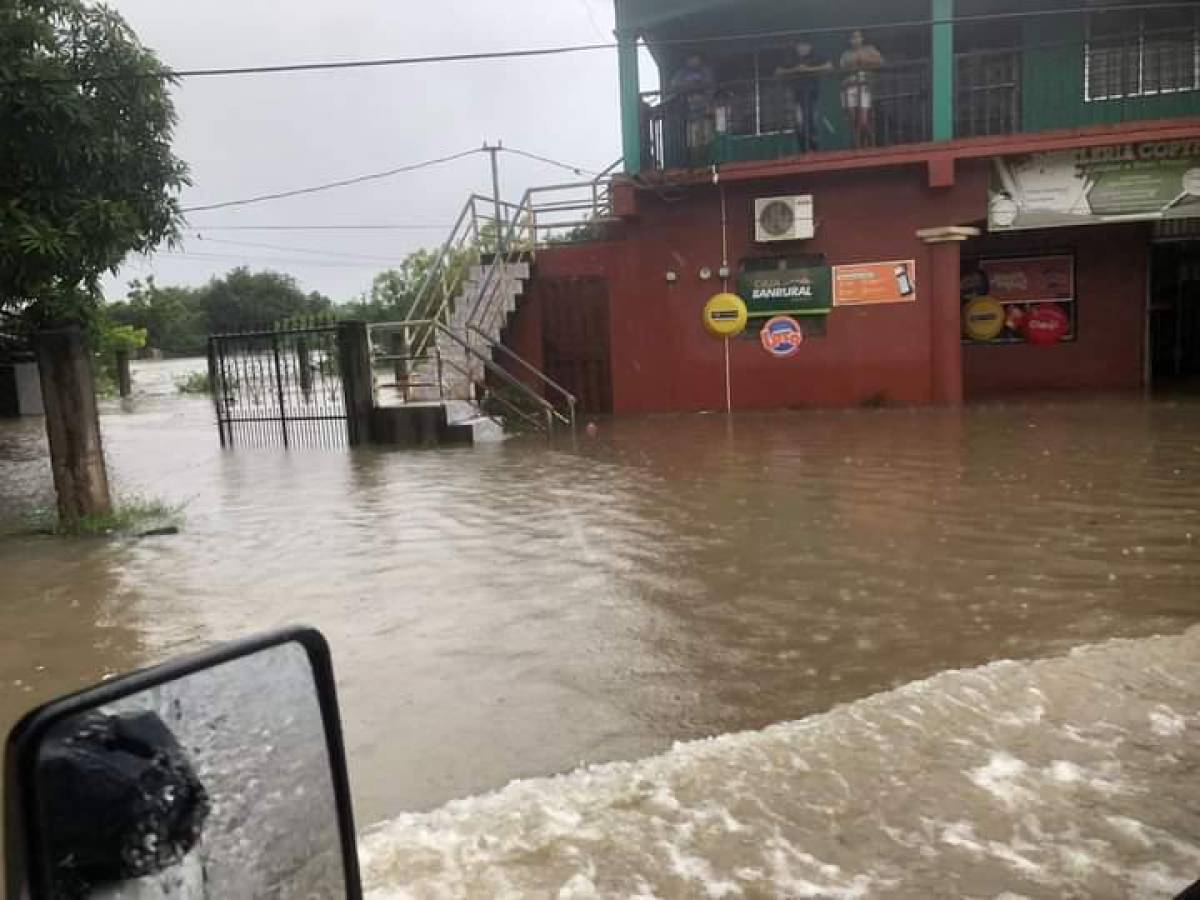 Las calles de la zona sur de Honduras están anegadas.