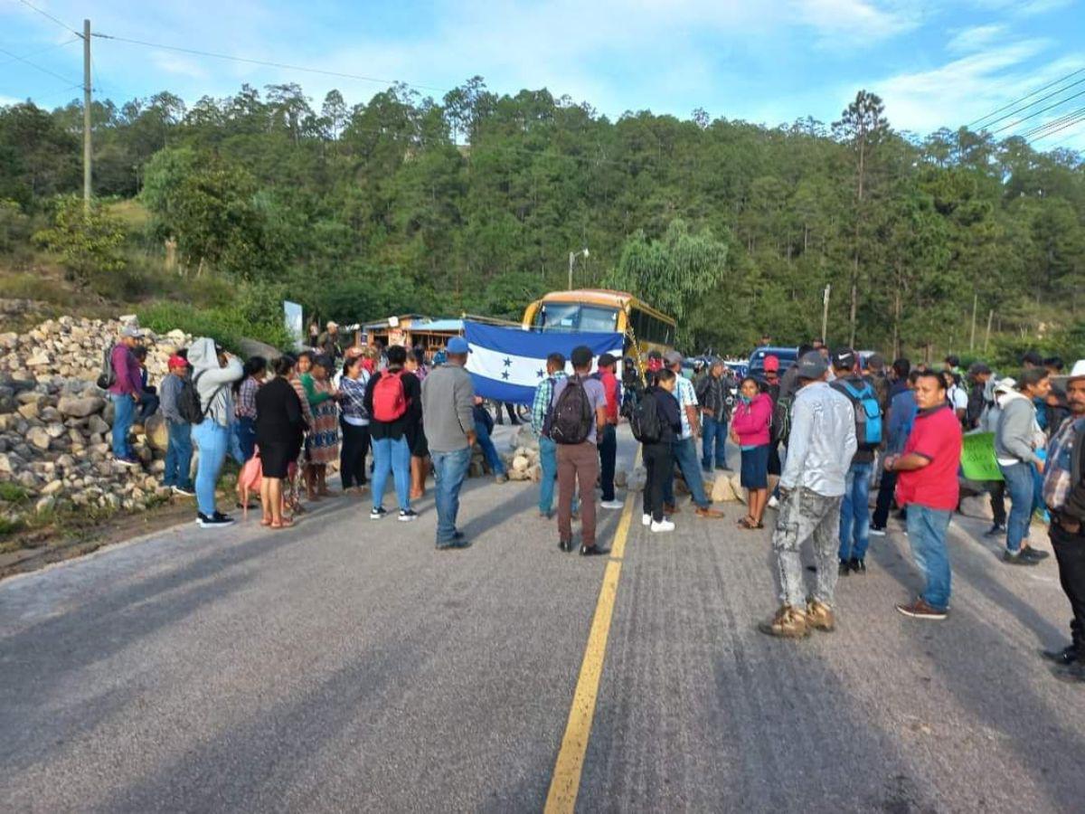 Pobladores se toman carretera hacia La Paz; exigen maestro de kínder