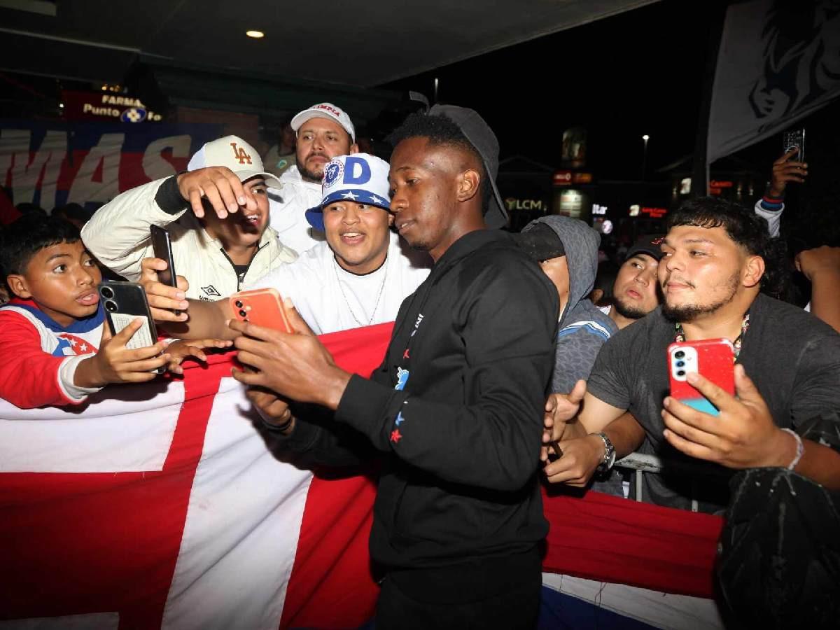 Así fue el banderazo de la Ultra Fiel al Olimpia previo a la gran final