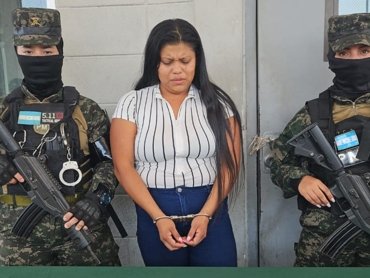 “Estábamos orando”: Madre niega que usó a su hijo para ingresar drogas