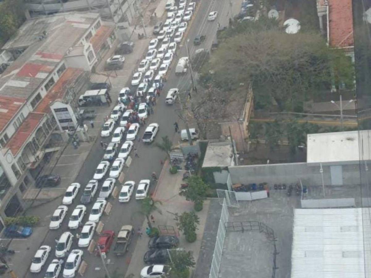 Taxistas realizan paro de labores por alza de precios de la gasolina