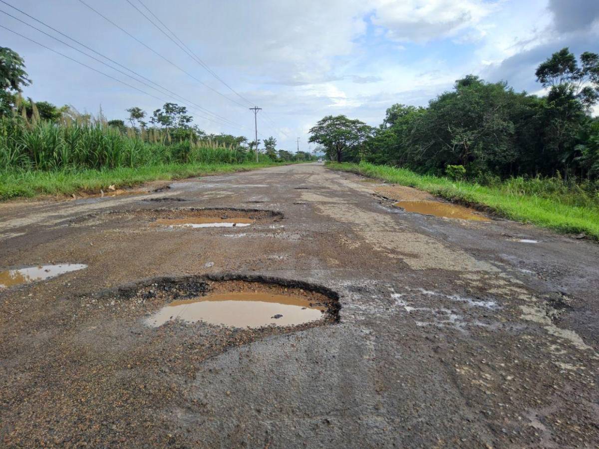 ¡Un peligro! Destrozada carretera hacia zonas turísticas de Atlántida y Colón