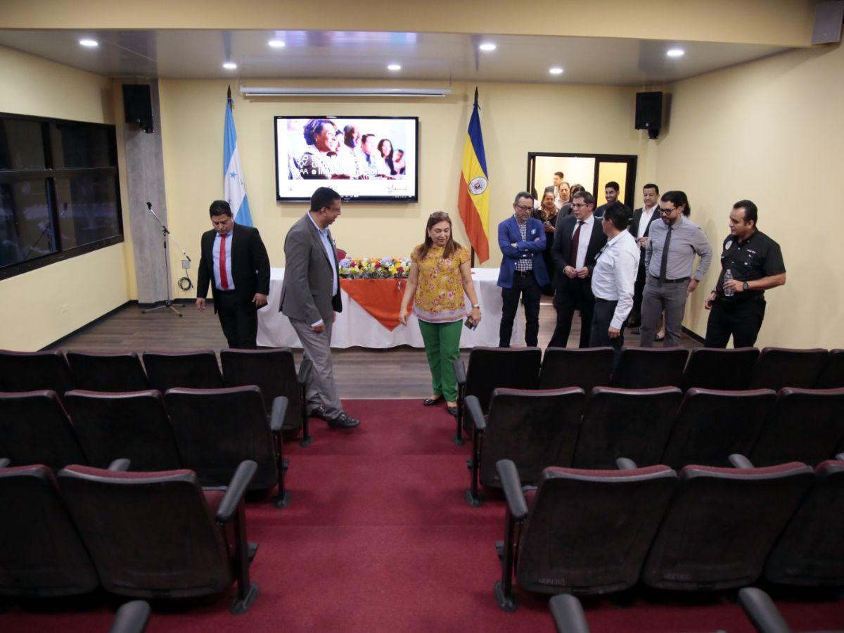 Las autoridades y miembros de la directiva de la FUNDAUPN, recorren las nuevas instalaciones del auditorio universitario.