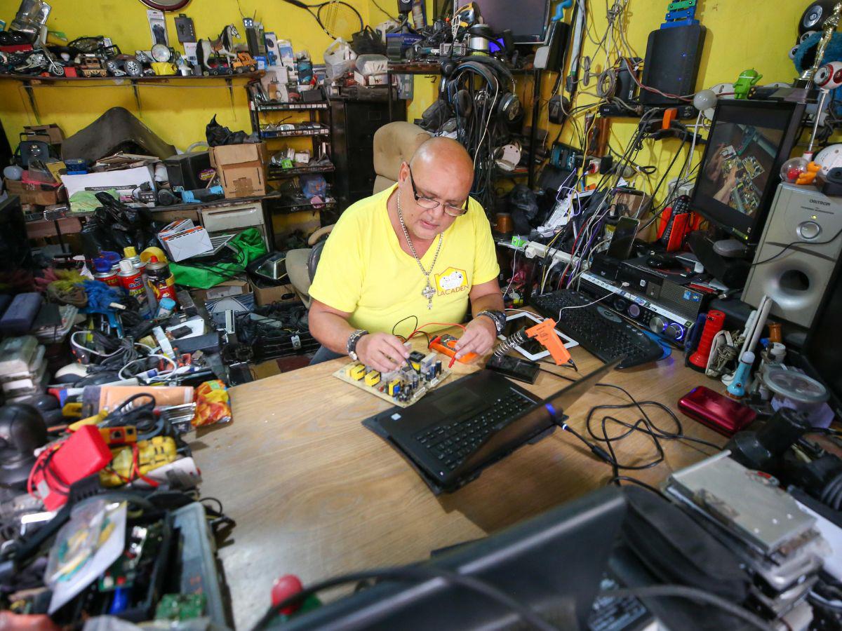 Ingeniero repara electrónicos a cambio de comida para animales rescatados