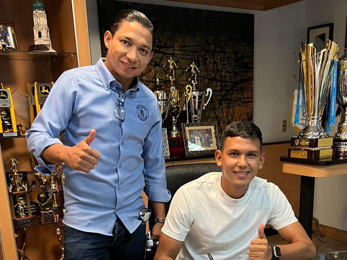 Luis Vega estampó su firma en el contrato que liga al Motagua.