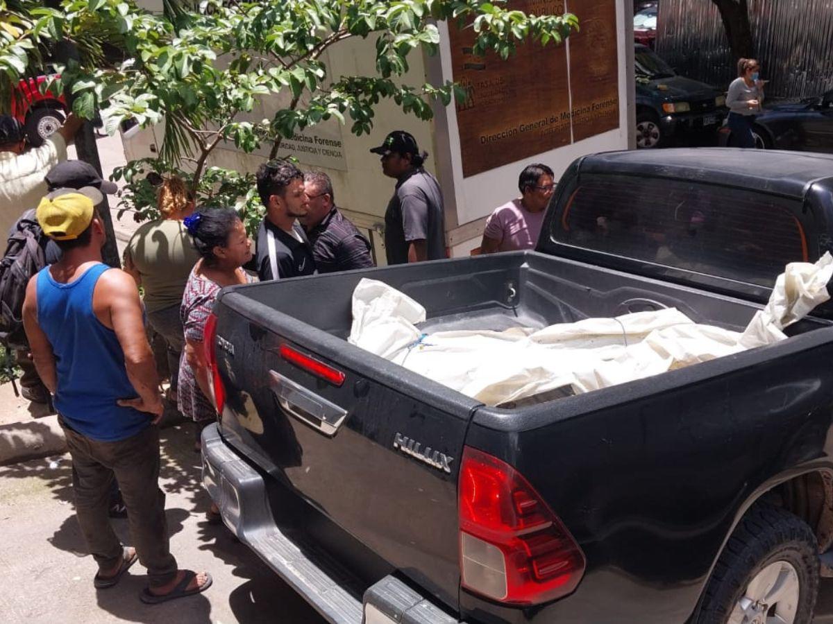 Ingresan a la morgue los cuerpos de conductores que murieron en accidente de rastras en Comayagua; uno ya está identificado