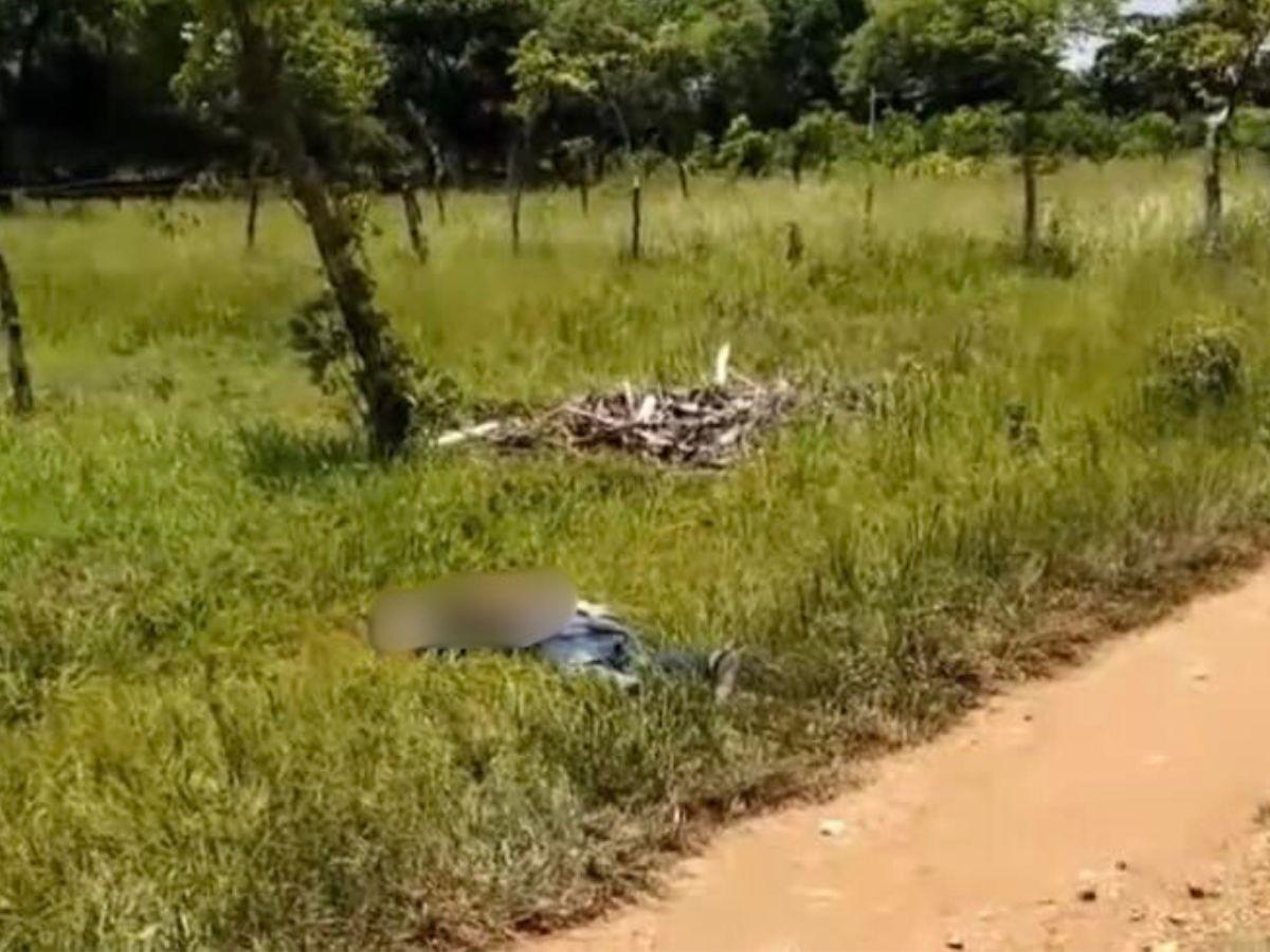 El cuerpo del joven quedó tendido a la orilla de la carretera hacia El Encino.