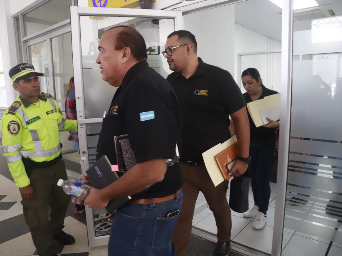 Miembros de la Atic y del Ministerio Público llegando a la Alcaldía de San Pedro Sula.