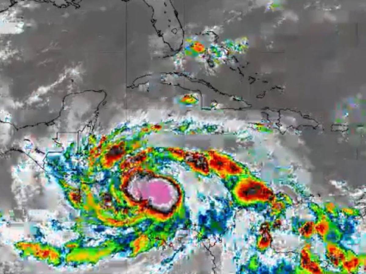 Huracán Julia ya tocó tierra en Nicaragua y se acerca más a Honduras