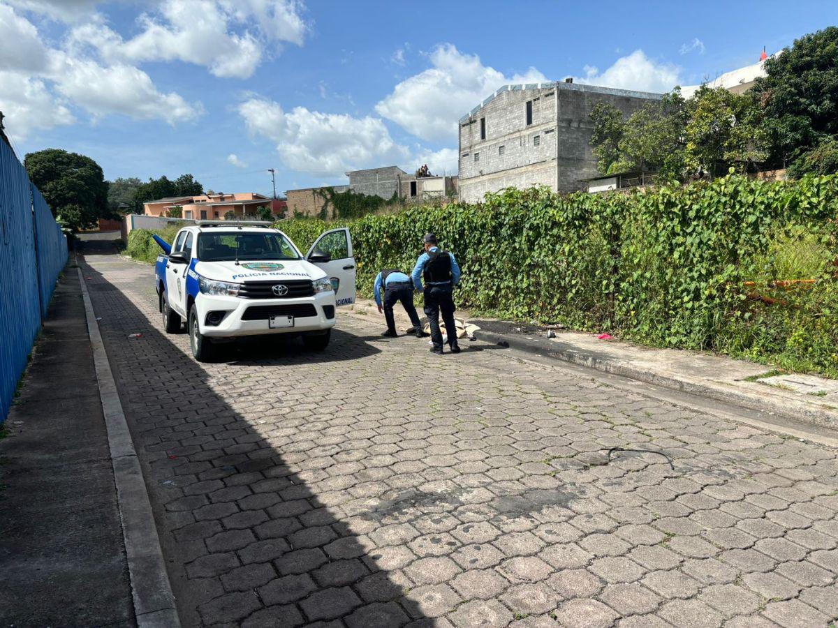 En la escena se hallaron un casco de motociclista, un carnet de estudiante del Instituto Técnico Honduras, un cargador de pistola y la motocicleta abandonada.