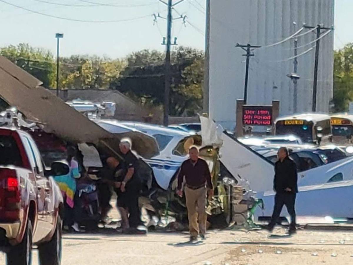 Avioneta aterriza de emergencia y se estrella en autopista de Texas