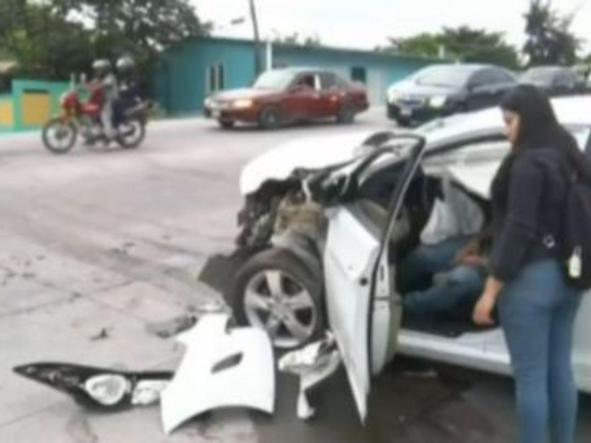 El conductor del vehículo liviano tuvo que esperar casi una hora para ser trasladado.