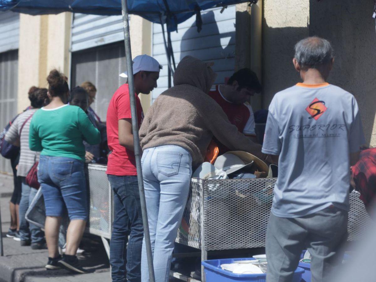 ¡Abarrotados! Capitalinos se aglomeran en los puestos de ropa usada en busca de estrenos