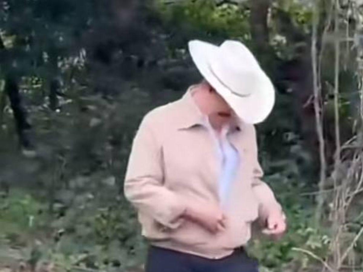 ¡En plena calma! Captan al expresidente ‘Mel’ Zelaya meciéndose en la rama de un árbol