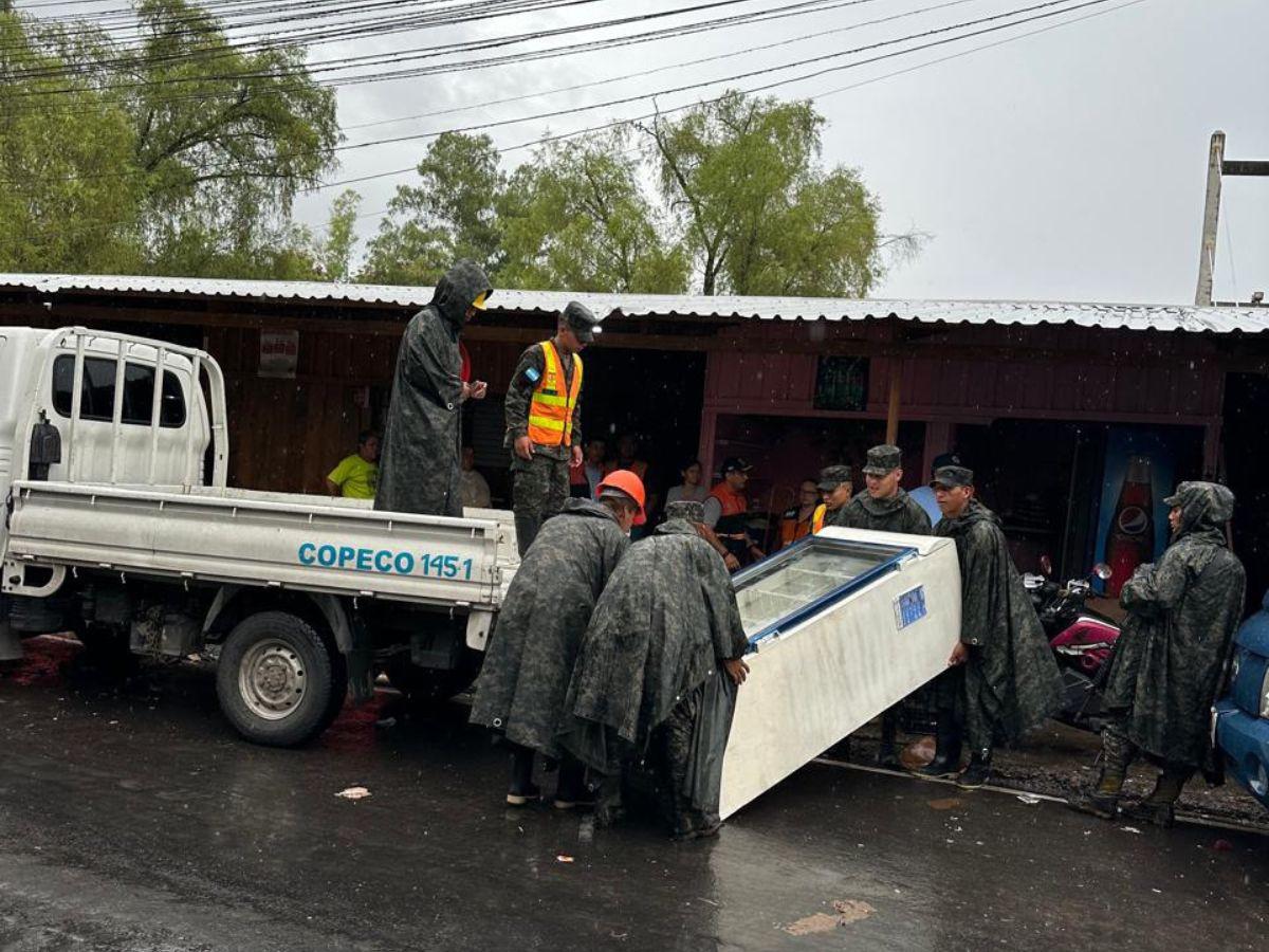 Evacuan a vendedores del mercado Primera Avenida por crecida del río Choluteca