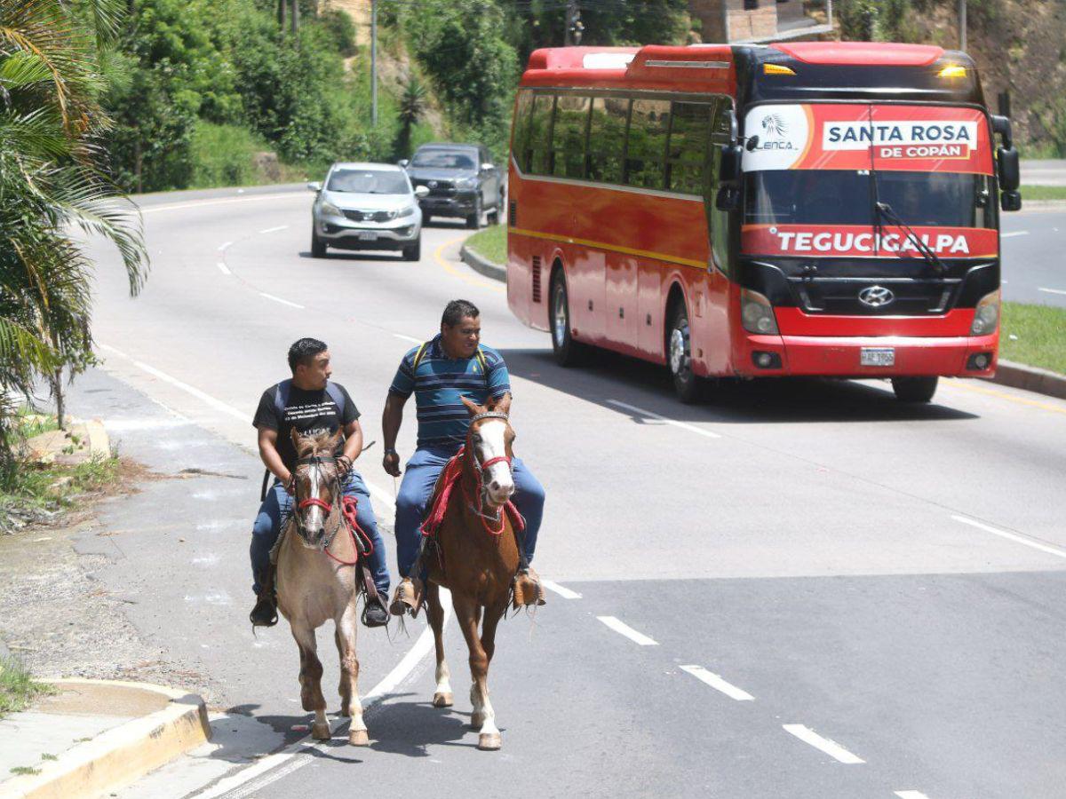 ¡Adiós vacaciones! Vuelven a Tegucigalpa personas que viajaron en Semana Morazánica