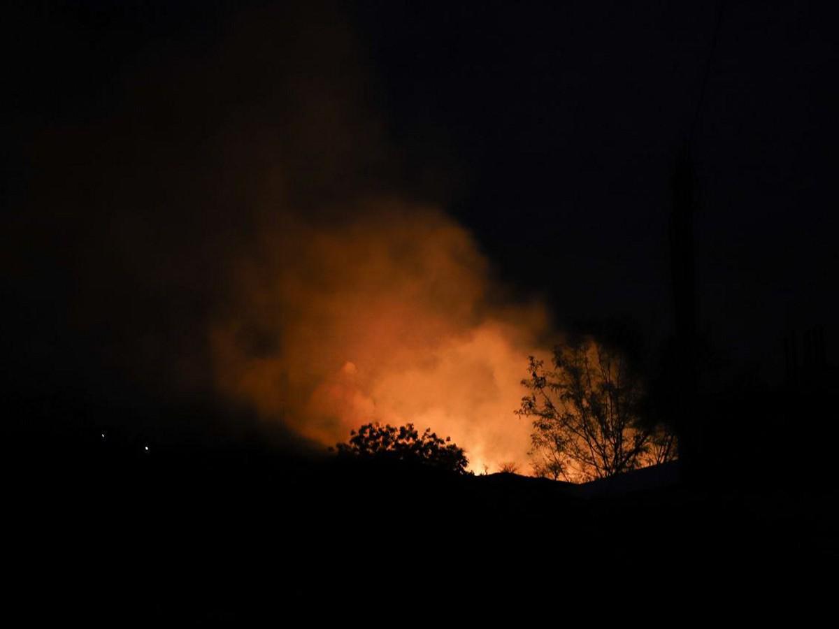 El fuego rápidamente se ha ido extendiendo en medio de la vegetación de la zona.