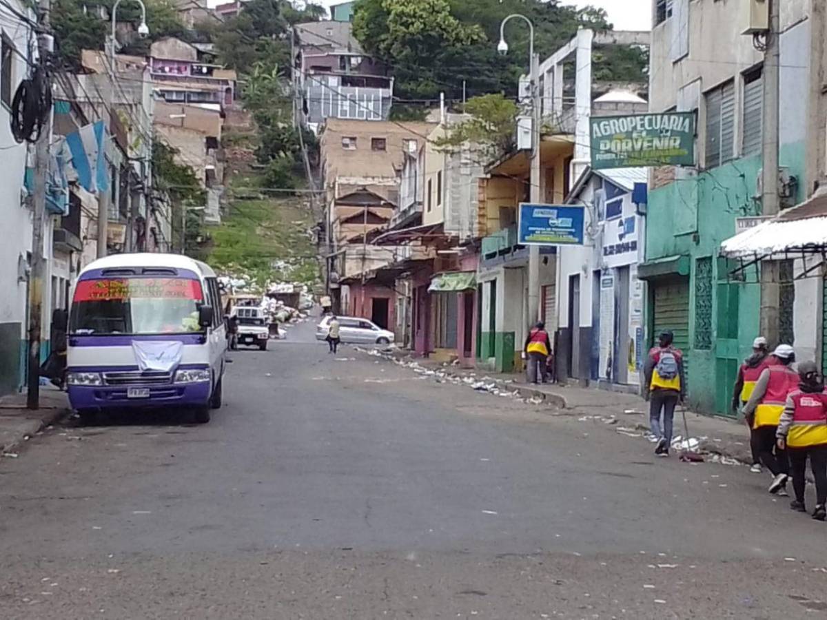 Llenas de basura amanecieron las calles de la capital tras la Nochebuena