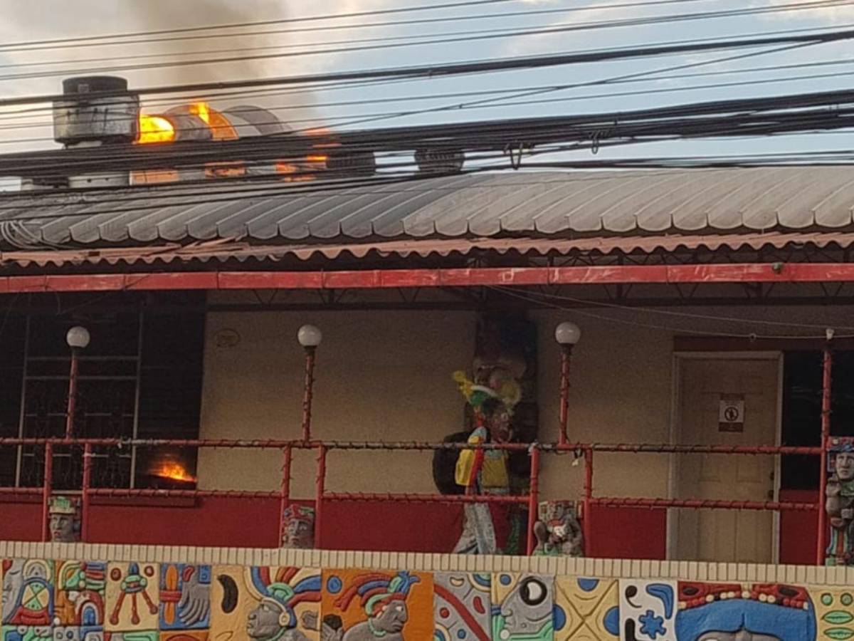 Imágenes del incendio en restaurante emblemático de Tegucigalpa; solo dejó daños materiales