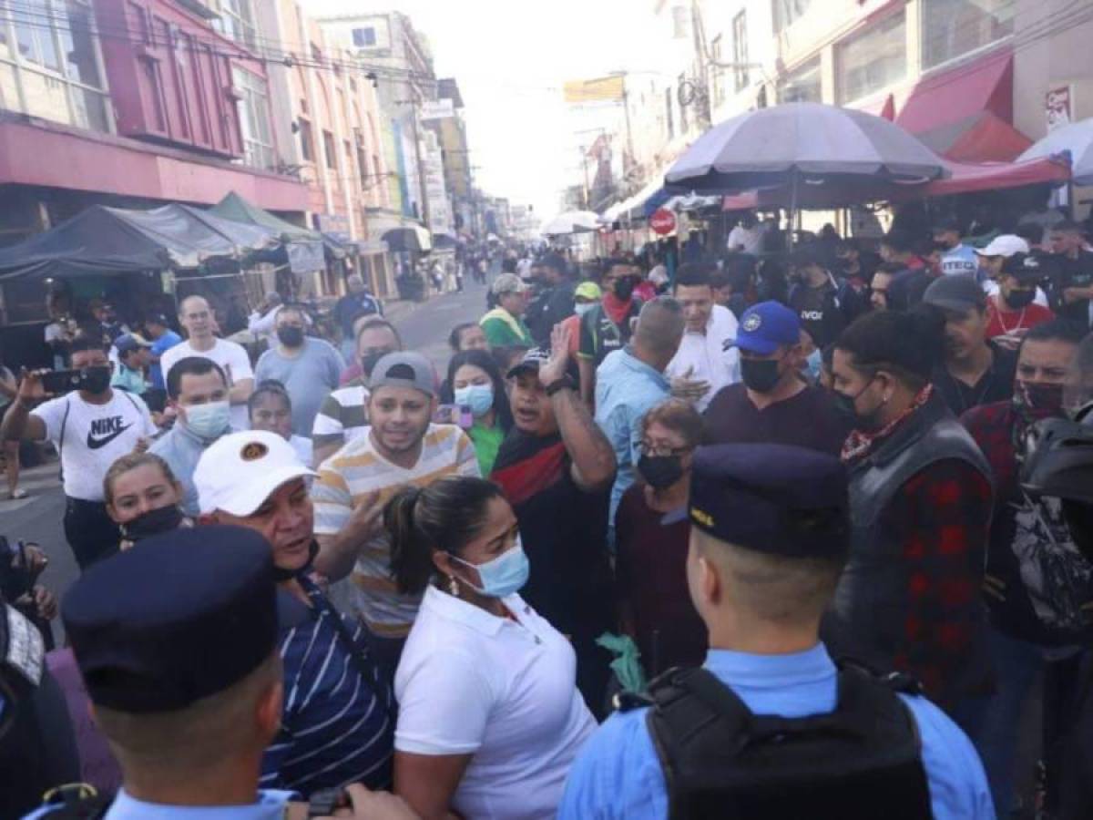 Los vendedores denuncian que la Policía Municipal llegó al predio contiguo a la gran terminal de buses a colocar piedras, decomisar herramientas y abrir los portones.