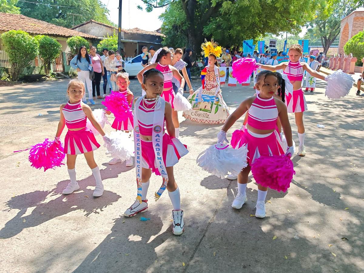 Estas chiquitinas de Monjarás mostraron sus habilidades en el cumpleaños de Honduras.