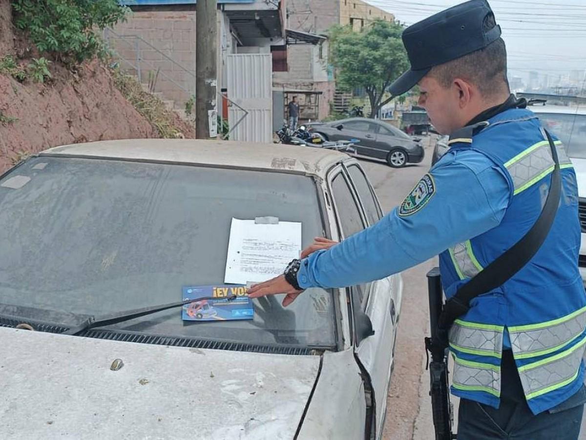 Este miércoles inician a aplicar multas a los invasores de vías en la salida a Danlí