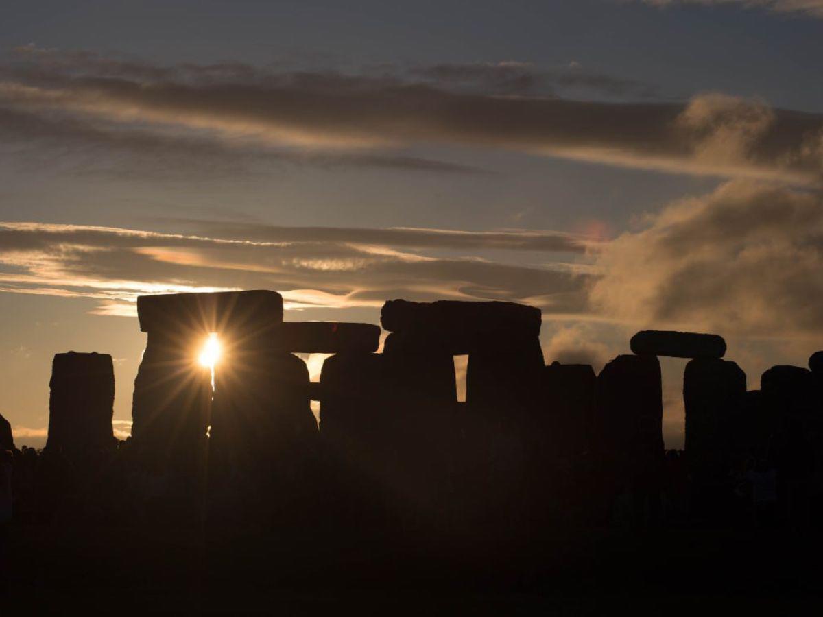 Se dice que Stonehenge fue construida para conocer la trayectoria del sol en la tierra.