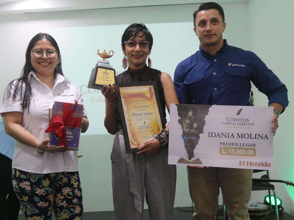 El Premio único de la categoría de adultos recibió una medalla y pergamino de reconocimiento, 15,000 lempiras en efectivo, un lote de libros de literatura nacional y universal del sello Santillana, así como un lote de la Colección Erandique.