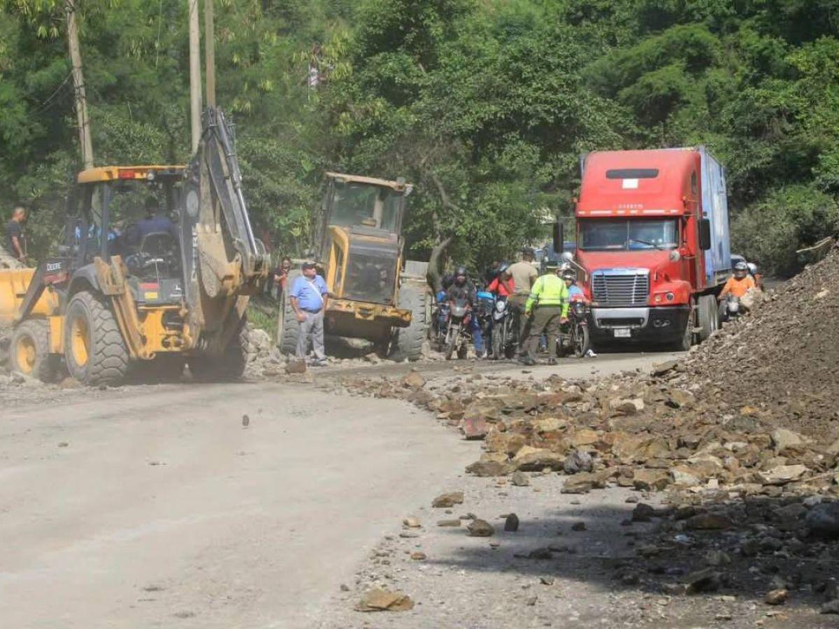 “Bájense del bus”, así se viven los peligrosos deslizamientos en la CA-4