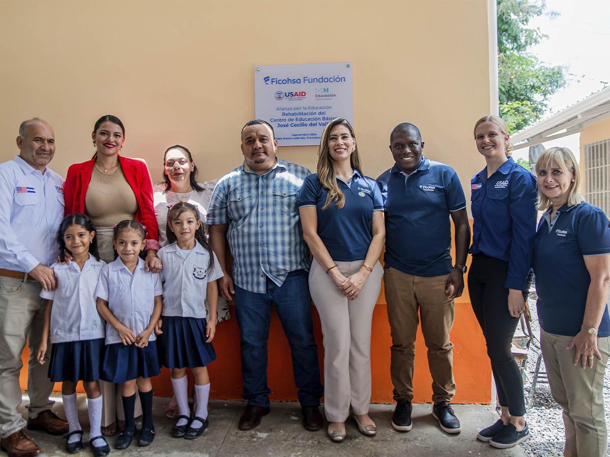 <i>Autoridades locales, representantes de Fundación Ficohsa y USAID durante la ceremonia de inauguración.</i>