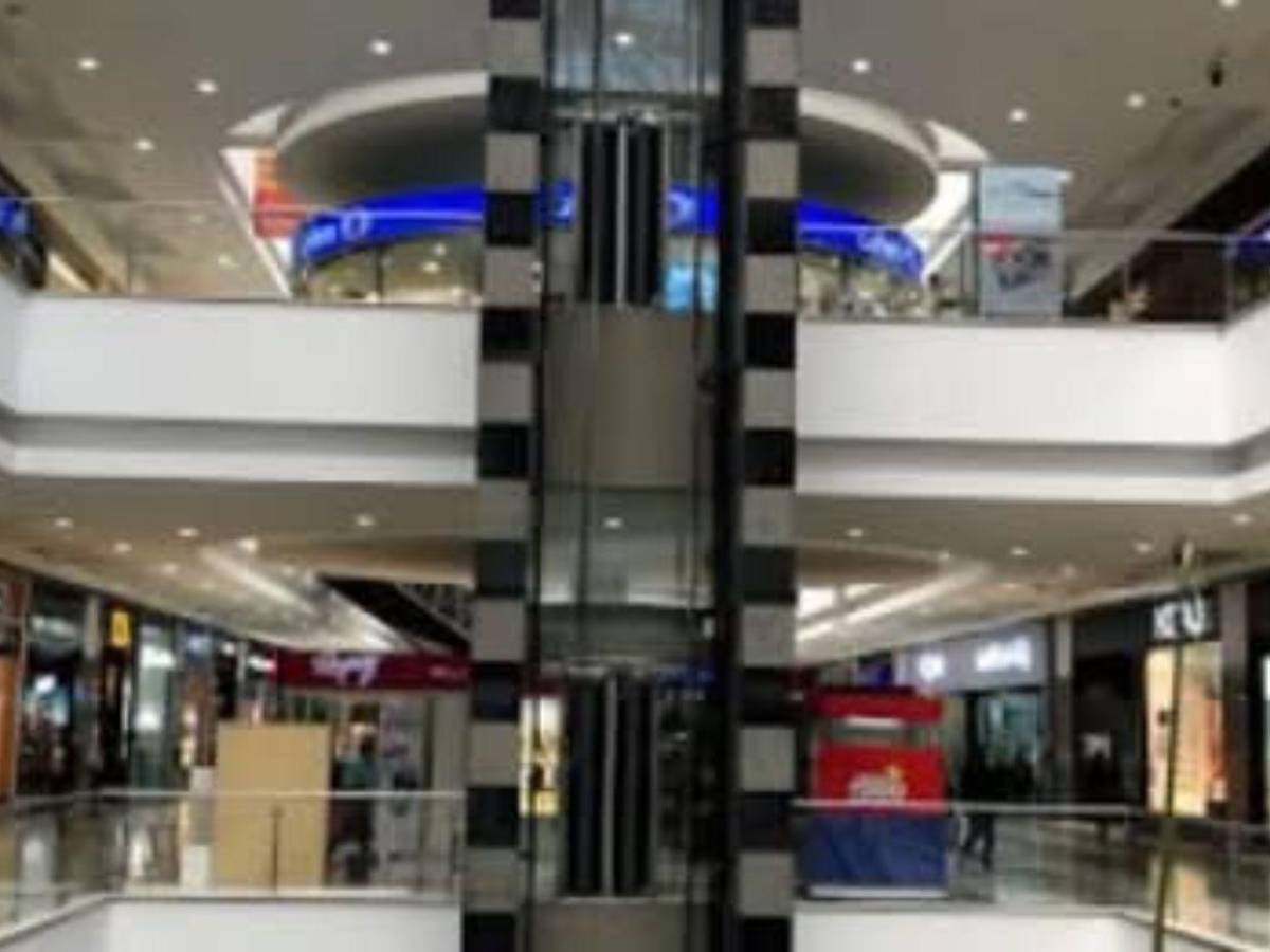 Niña de 5 años fallece en centro comercial de Bogotá tras caerle un vidrio