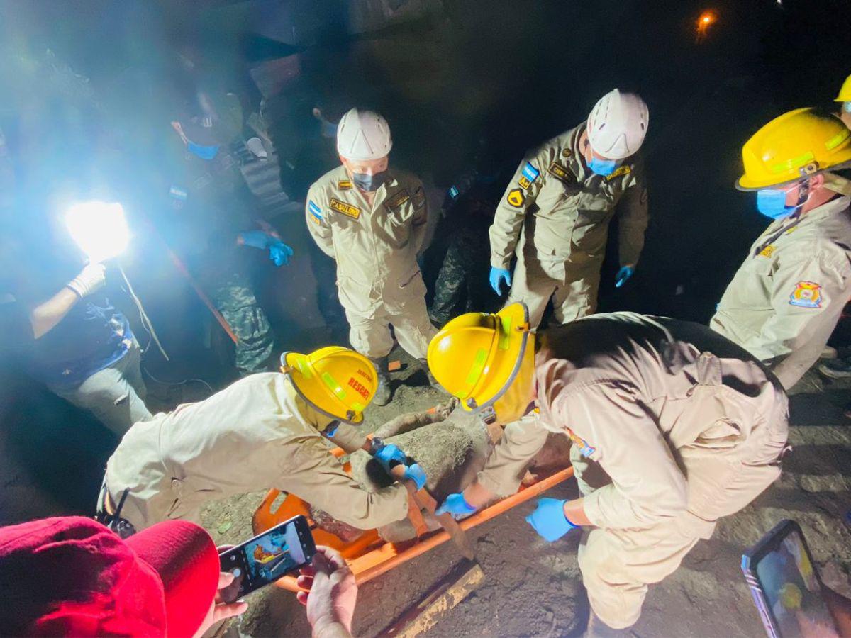 Los bomberos utilizaron varias herramientas para sacar el cadáver de René Santamarina de entre los escombros.