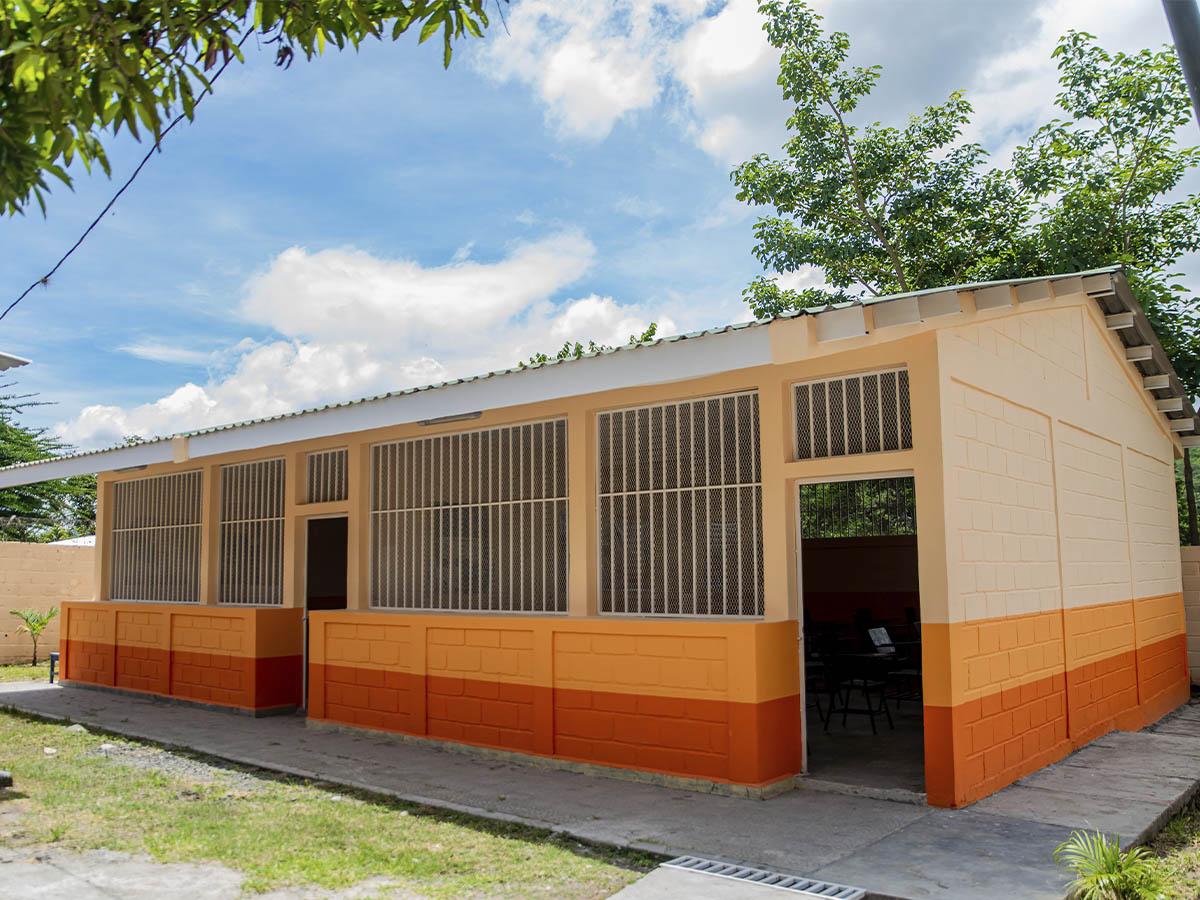 <i>Aulas rehabilitadas en el Centro de Educación Básica José Cecilio del Valle.</i>