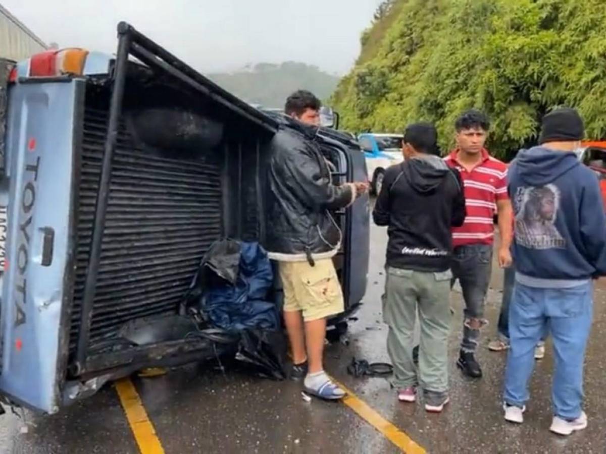 El vehículo gris tras el fuerte choque quedó en medio de la carretera en esta posición.