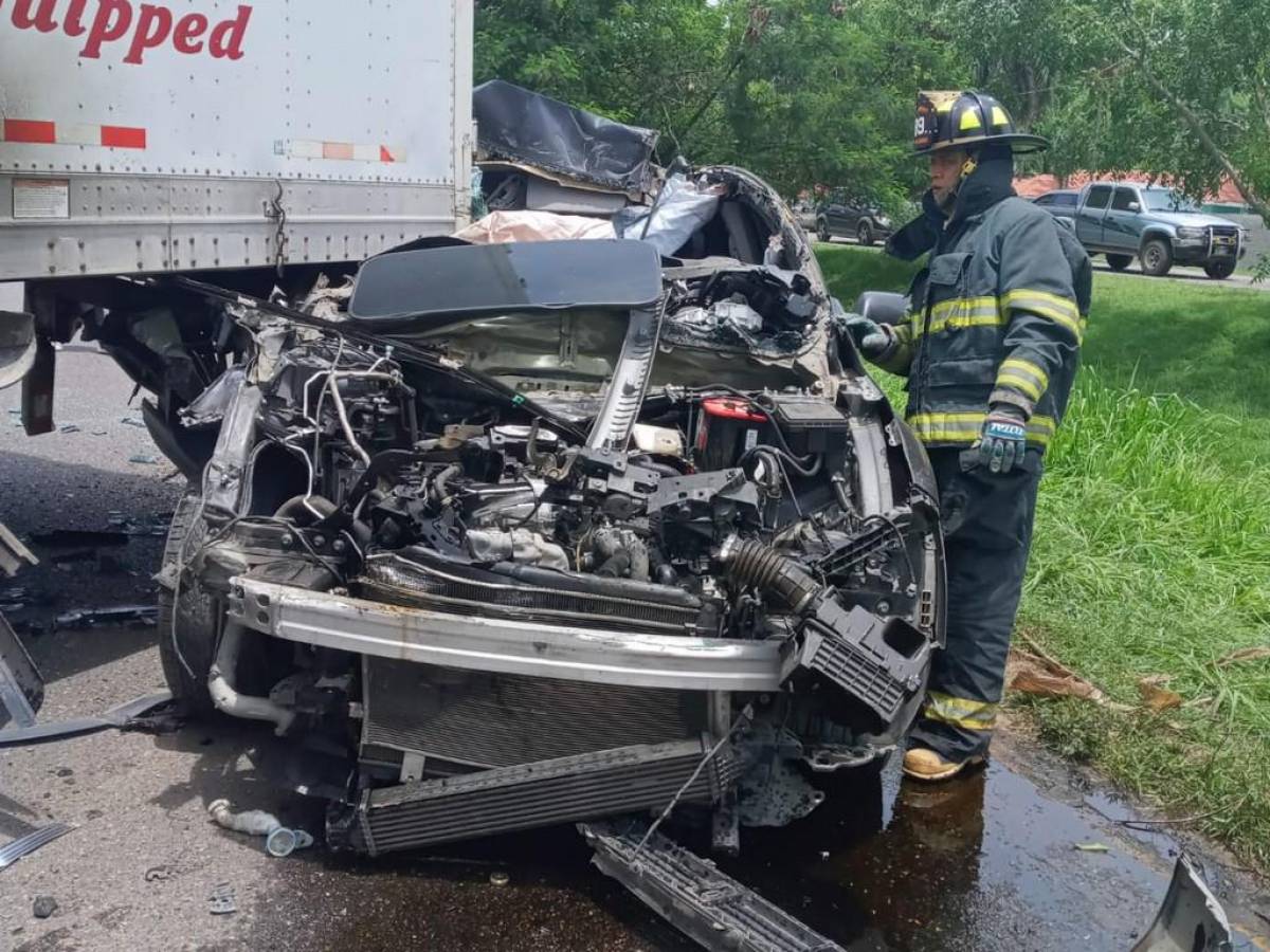 El accidente se registró cuando la rastra estaba realizando un amplio viraje en la vía.