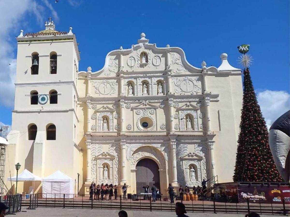 Comayagua le da la bienvenida a la Navidad con el encendido del Árbol Musical Maravilla este viernes