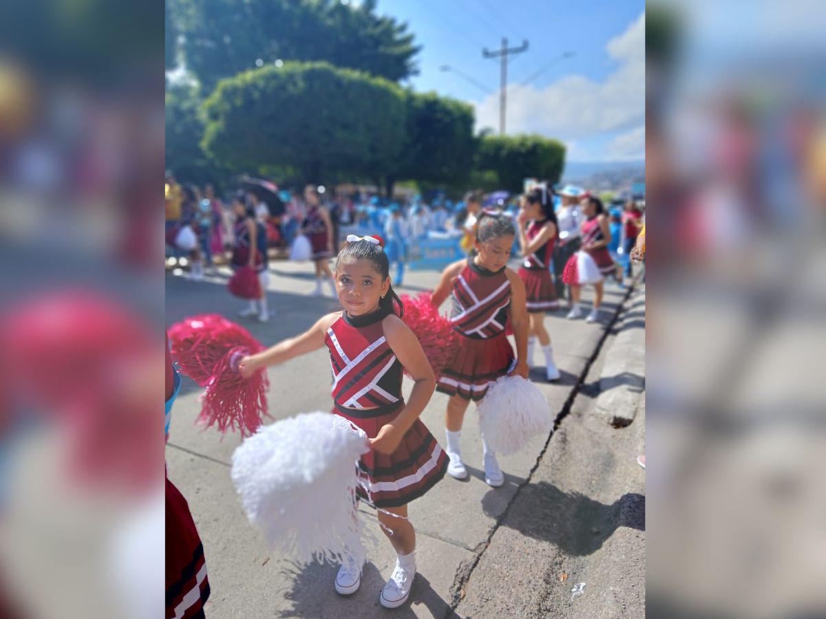 Bellas pomponeras ponen color y ritmo en los desfiles escolares de la capital este 2024