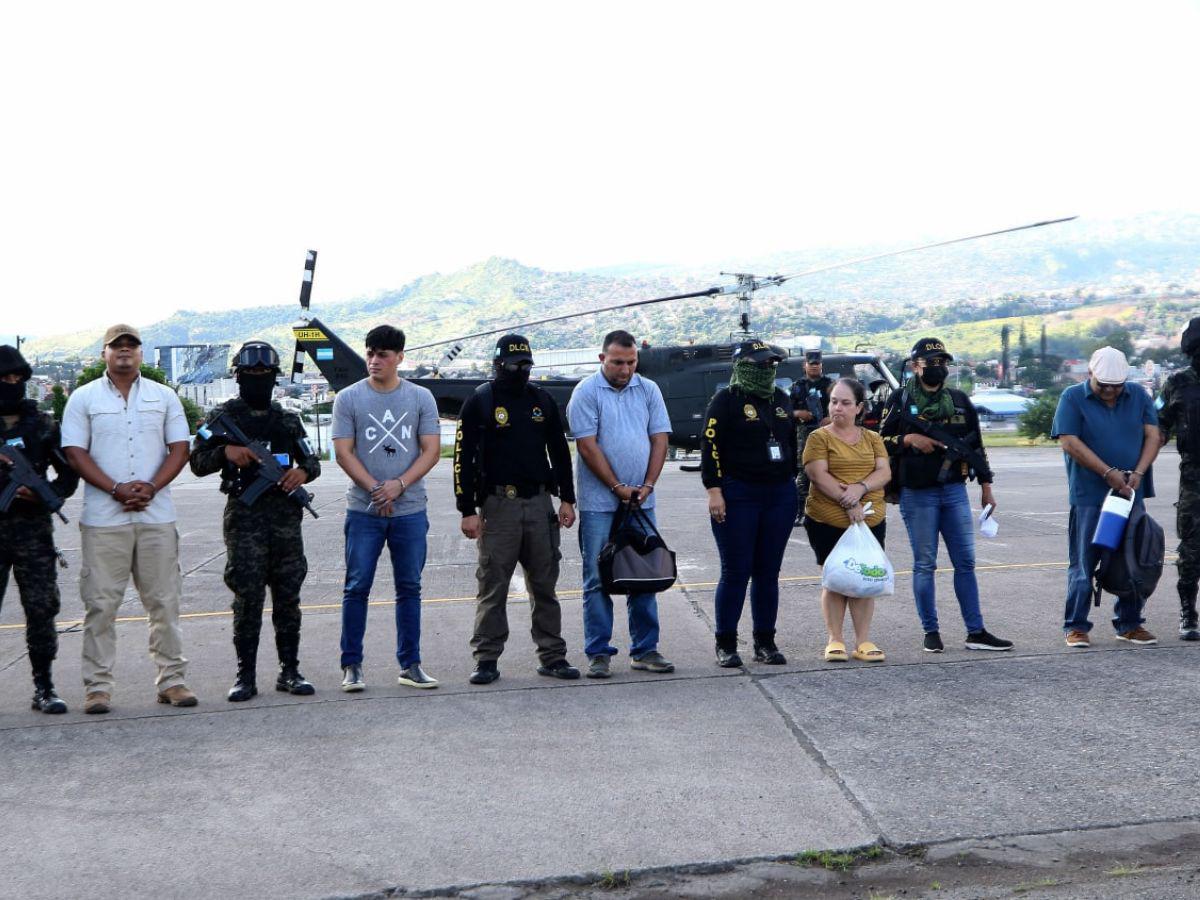 Esposados y en helicóptero, llegan a Tegucigalpa policías y militares acusados de facilitar información a narcos