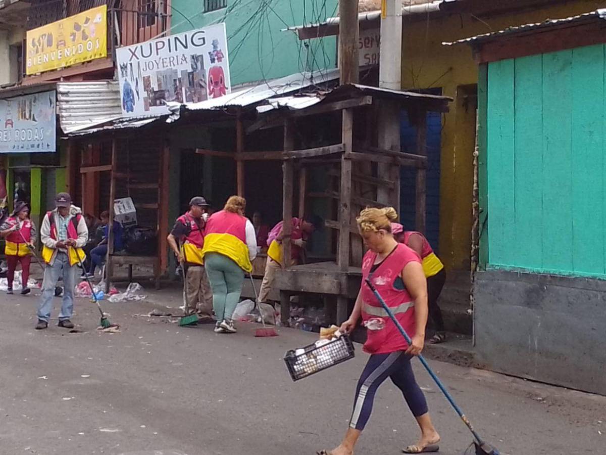 Llenas de basura amanecieron las calles de la capital tras la Nochebuena