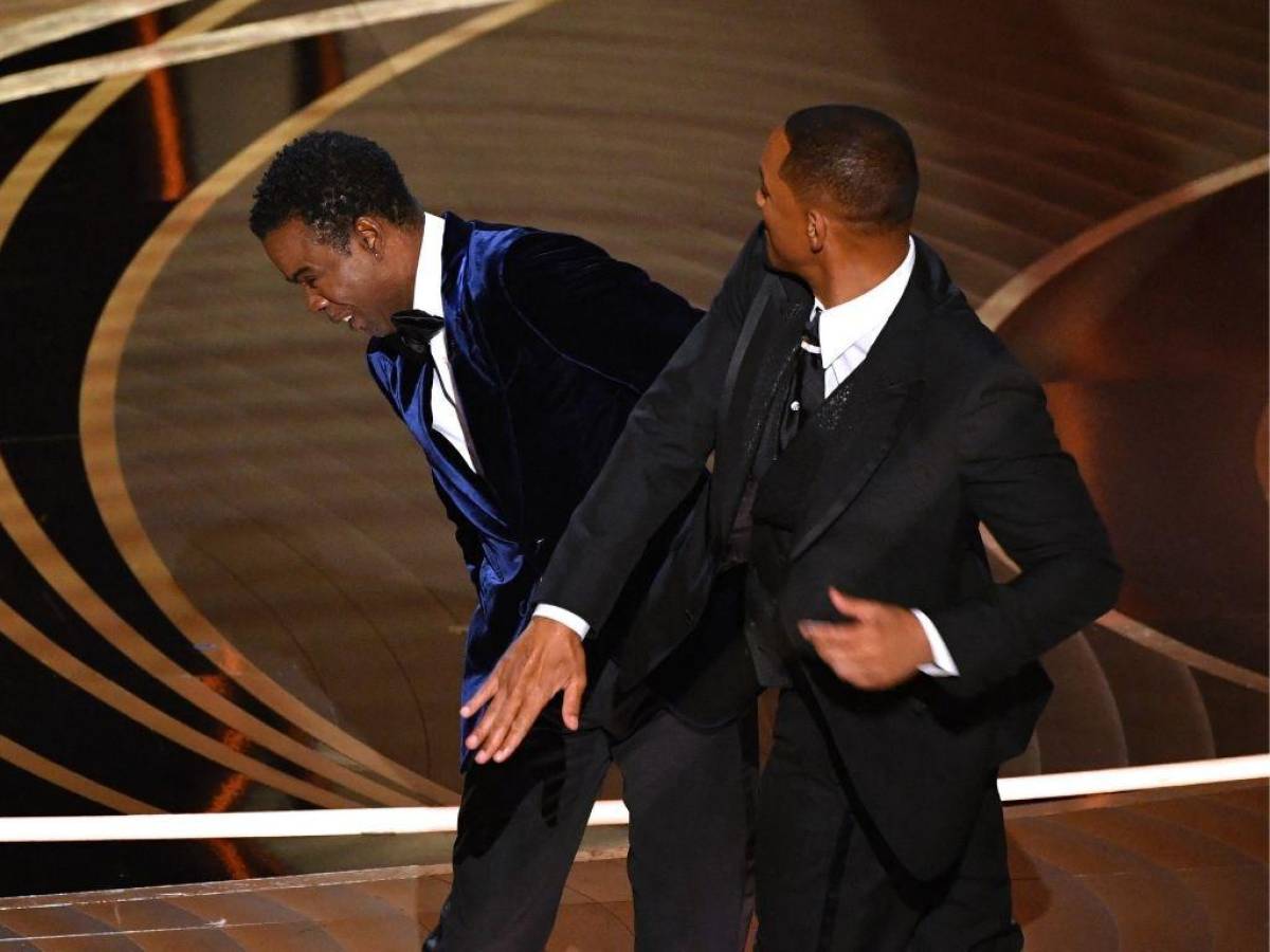 El preciso momento en que Smith bofetea a Chris Rock frente al público.