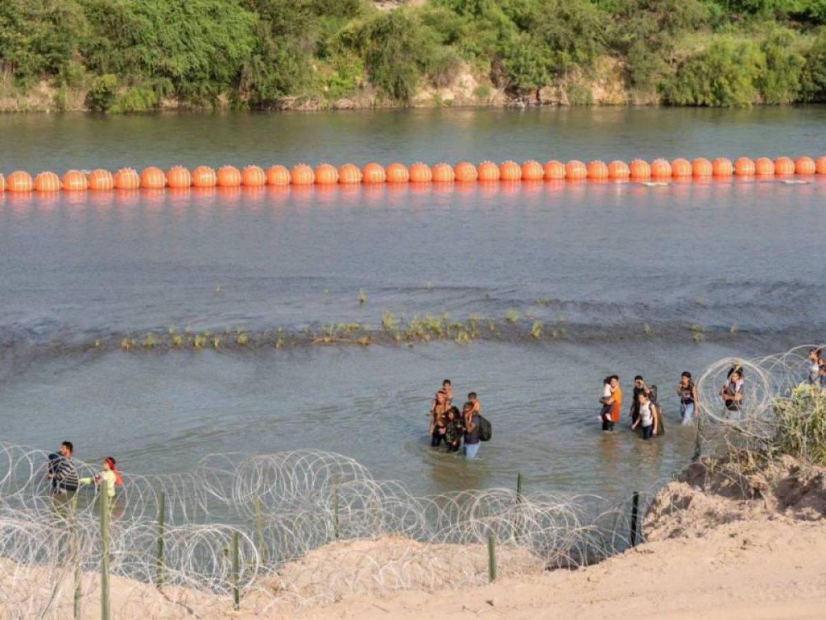 Tribunal de EEUU frena temporalmente orden de retirar boyas antimigrantes en Texas