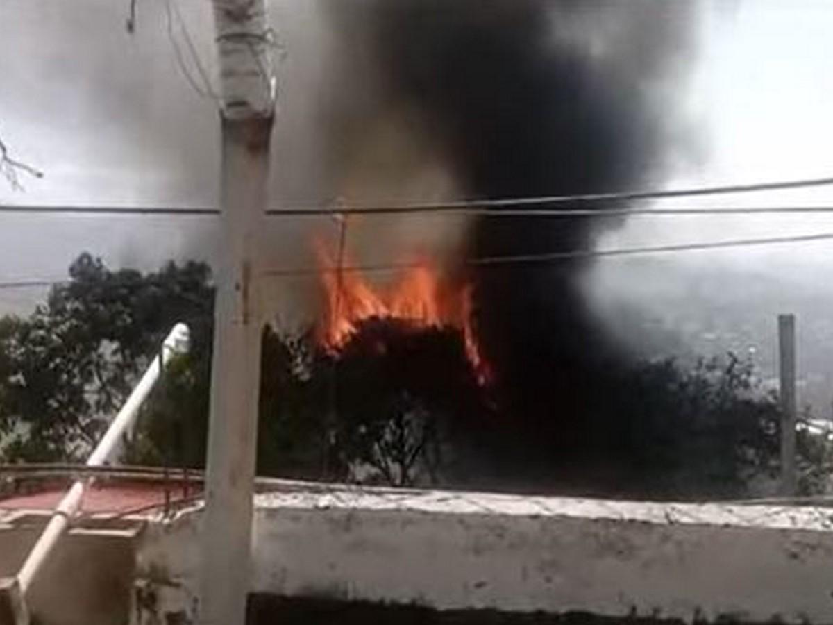 Incendio reduce a escombros una vivienda en colonia Canaán de la capital