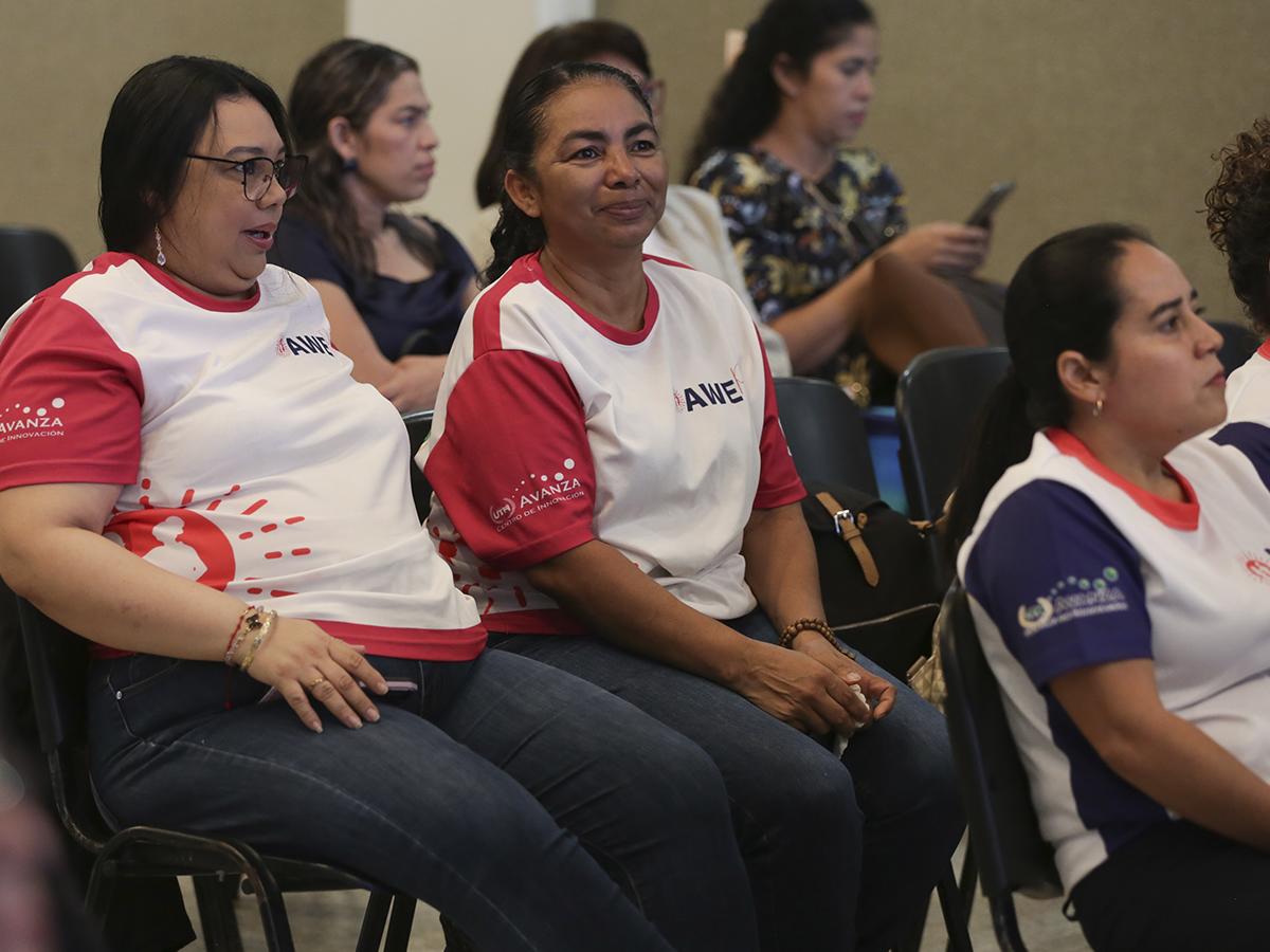 <i>Mujeres hondureñas emprendedoras felices de poder pertenecer a la Academia para Mujeres Emprendedoras (AWE) y sacar sus negocios adelante.</i>