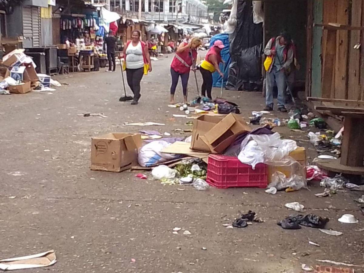 Llenas de basura amanecieron las calles de la capital tras la Nochebuena